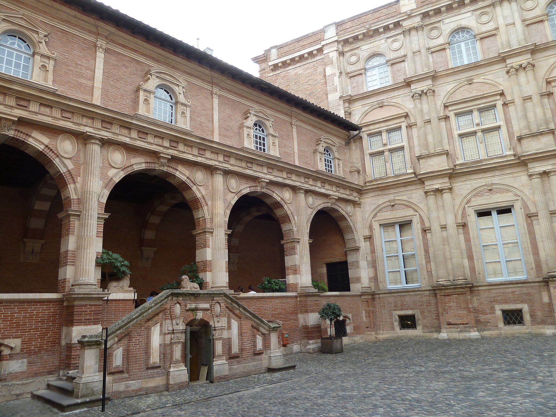 Hôtel d’Assézat, cour de brique Renaissance à Toulouse