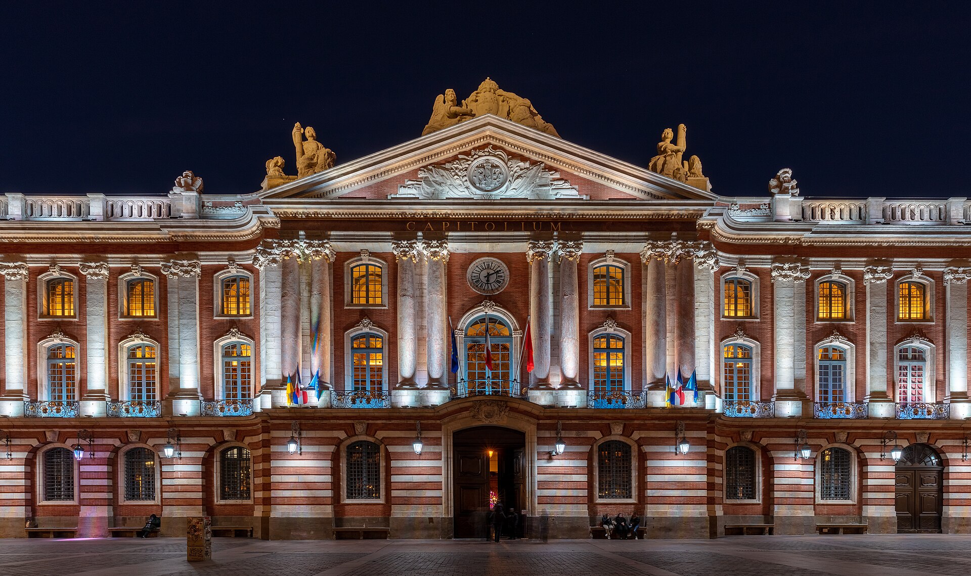 Façade du Capitole de Toulouse, brique rose, de nuit