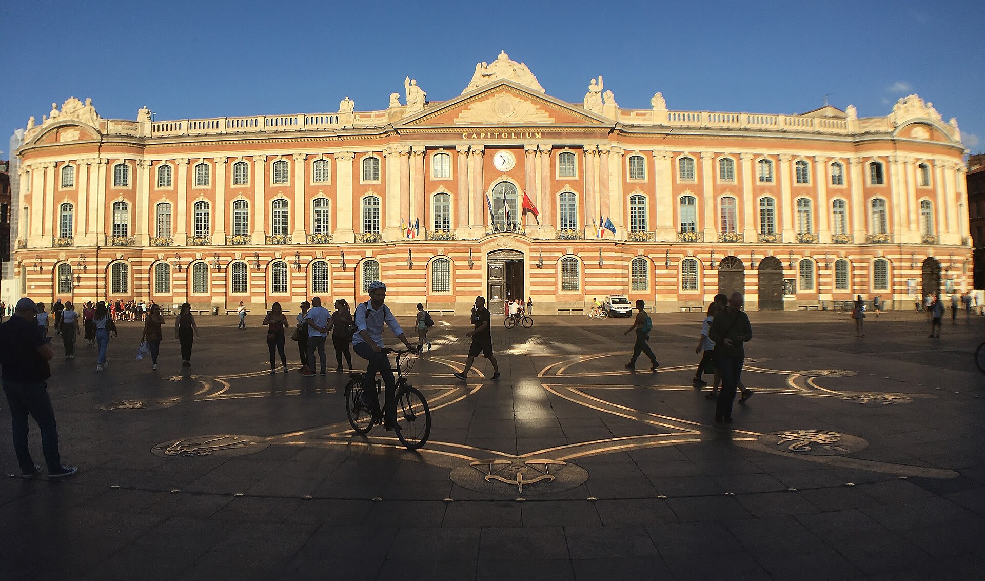 Place du Capitole et croix occitane à Toulouse