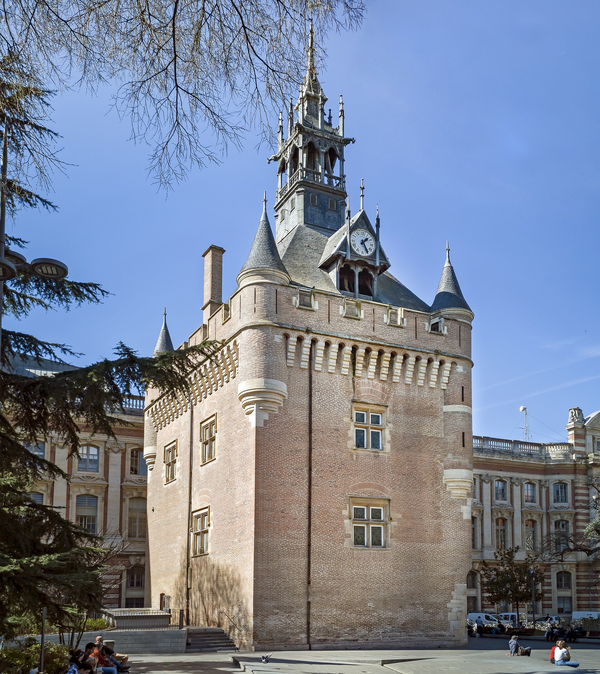 Donjon du Capitole vu depuis le square Charles-de-Gaulle