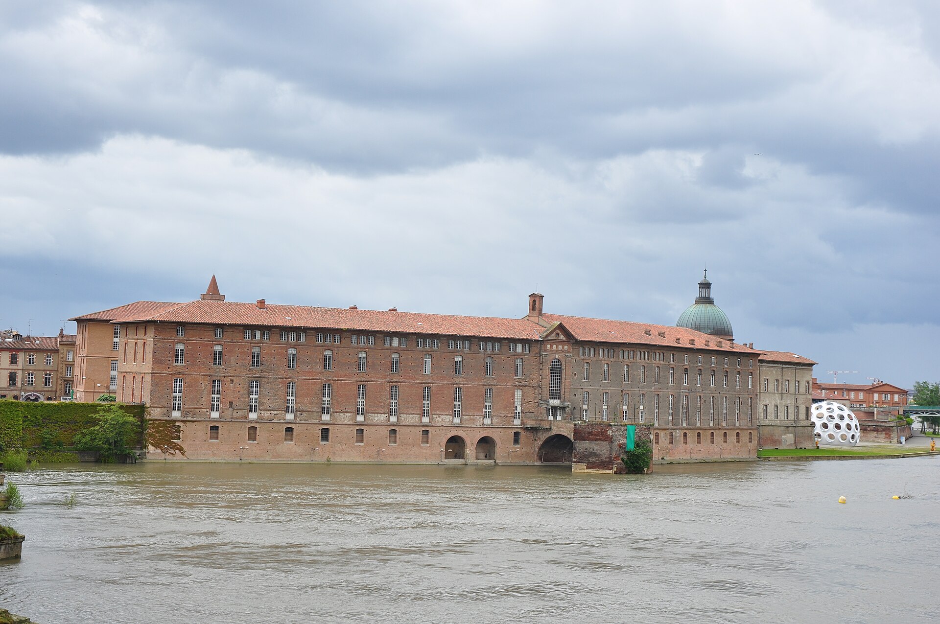 La Garonne à Toulouse, quai et dôme de la Grave