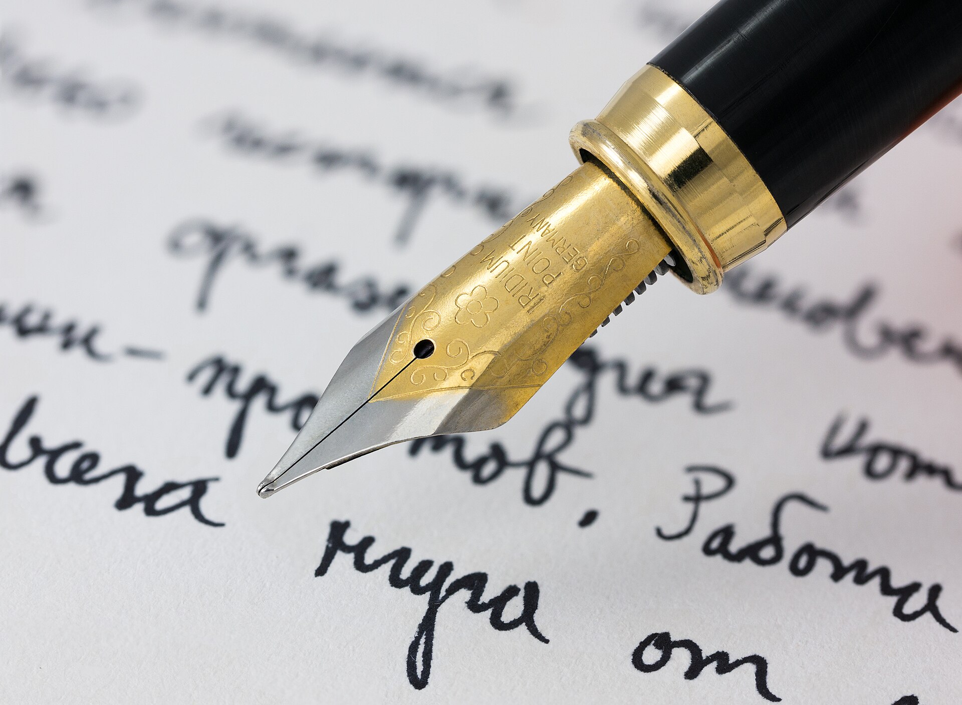 Plume et écriture sur papier, dossier de relance
