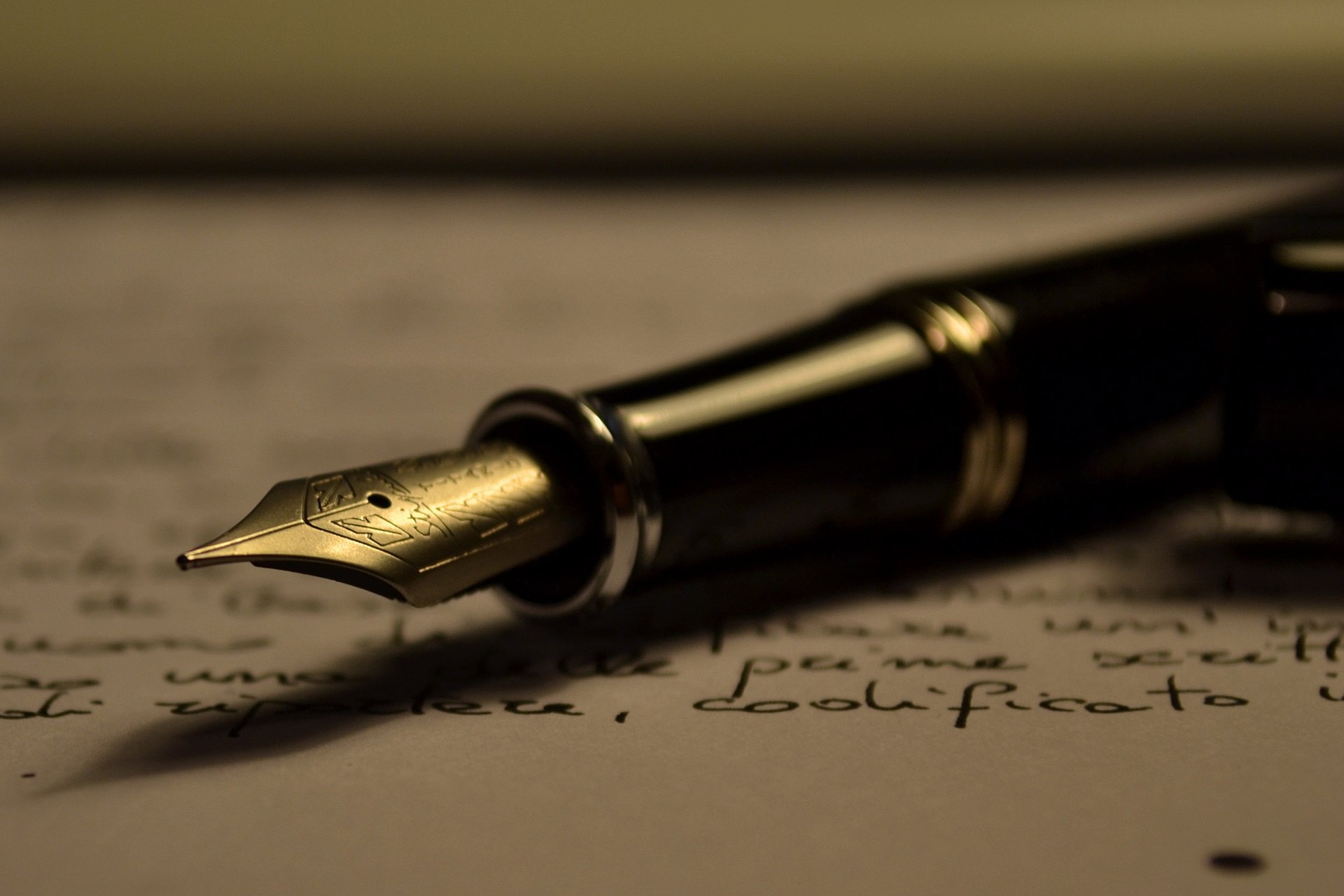 Stylo-plume posé sur un texte manuscrit